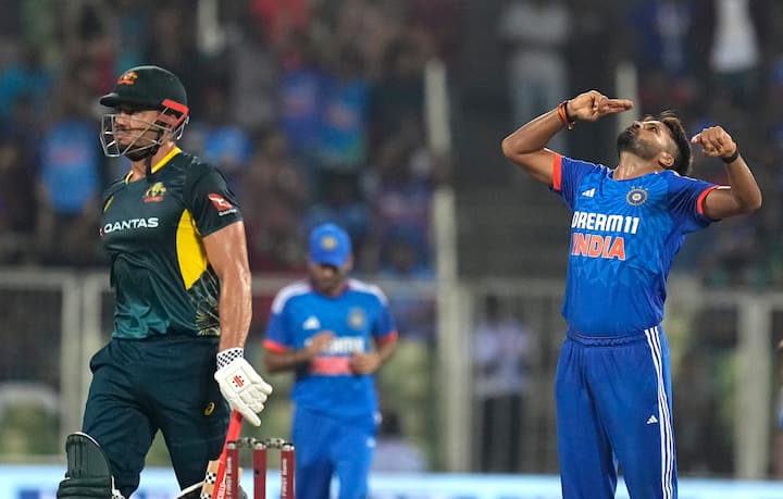 এর মধ্যে আবার ২০তম ওভারে মুকেশ মাত্র পাঁচ রান দেন। সেই সময় অস্ট্রেলিয়ার দুই বিগহিটার মার্কাস স্টোয়নিস ও টিম ডেভিড ক্রিজে থাকলেও মুকেশ ছিলেন দুরন্ত ফর্মে। নিজের উপর চাপ বাড়তে না দিয়ে, আঁটসাঁট বোলিং করেন।