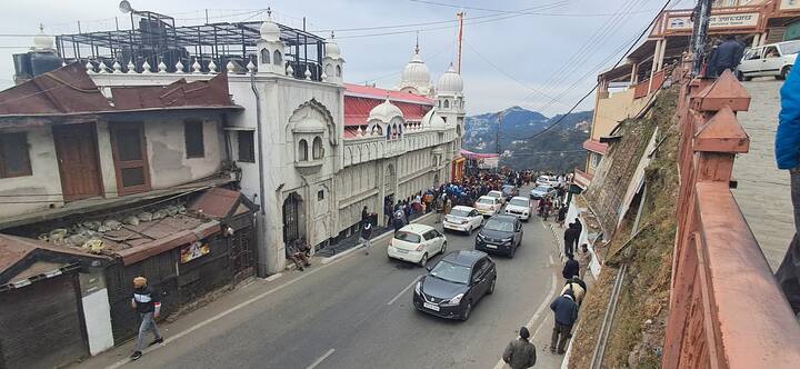 इसके बाद 24 सितंबर 1487 को इनका विवाह माता सुलक्कनी के साथ हुआ. नानक सिख धर्म के संस्थापक थे. गुरु नानक जी द्वारा 974 भजनों का योगदान दिया गया है. सिख धर्म के लोग अपने गुरु की जयंती कार्तिक पूर्णिमा के दिन मनाते हैं.