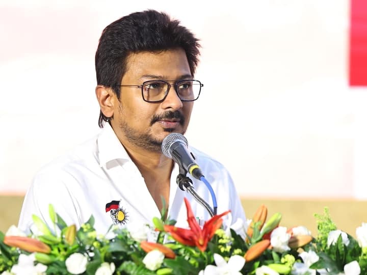 உதயநிதி ஸ்டாலினுக்கு அறிமுகம் என்பது தேவையே இல்லை. மறைந்த முத்தமிழ் அறிஞர் கலைஞர் கருணாநிதியின் பேரனாகவும், தற்போதைய தமிழ்நாடு முதலமைச்சர் ஸ்டாலினின் மகனாகவும் அறியப்பட்டார் உதயநிதி