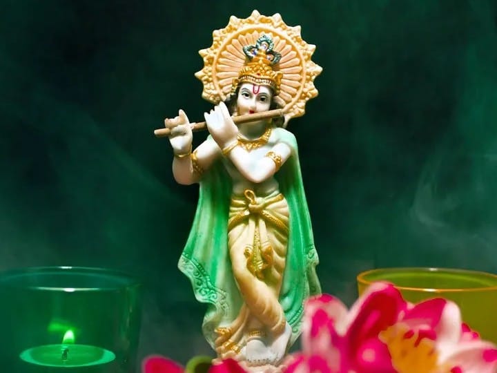 मार्गशीर्ष महीना श्रीकृष्ण के बेहद प्रिय है. इस माह में तामसिक भोजन न करें, साथ ही जीरे का सेवन करने से बचें. एक समय ही भोजन करें.