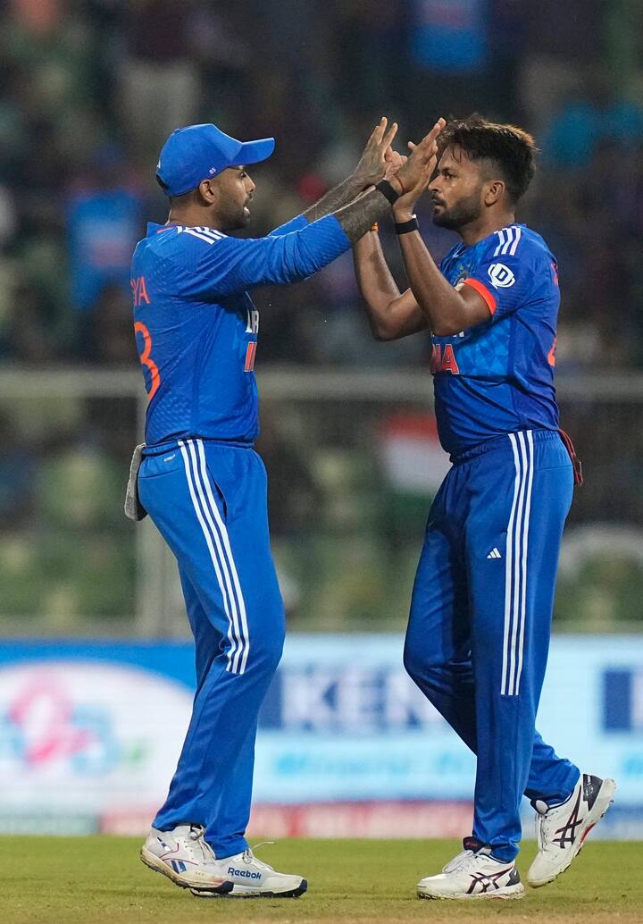 জাতীয় দলের হয়ে ১টি মাত্র টেস্ট খেলেছেন মুকেশ। নিয়েছেন ২ উইকেট। ৩টি একদিনের ম্যাচে ৪ উইকেট নিয়েছেন। ৬টি টি-টোয়েন্টি ম্যাচে তাঁর উইকেট সংখ্যা তিন।