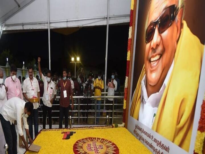 பிறந்தநாளையொட்டி பெரியார், அண்ணா, கலைஞர் நினைவிடங்களில் அமைச்சர் உதயநிதி மரியாதை செலுத்தினார்.