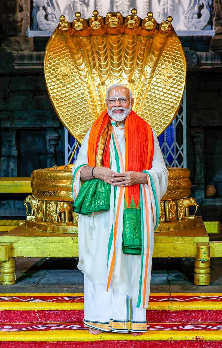 সকাল ৮টার সময়তেই তিনি মন্দিরে চলে যান। এদিন নিরাপত্তার চাদরে মুড়ে ফেলা হয়েছিল মন্দির চত্বর।