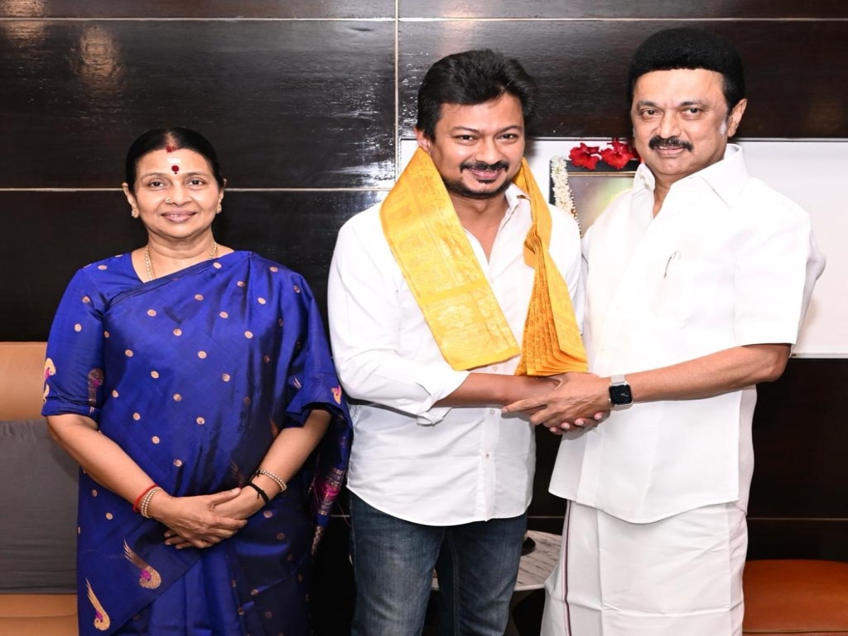 HBD Udhay Stalin : ‘முதல்வரும் தந்தையுமான மு.க.ஸ்டாலினிடம் பிறந்தநாள் வாழ்த்து’ திமுக தலைவருக்கு உதயநிதி கொடுத்த புத்தகம் என்ன தெரியுமா ?