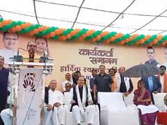 Watch: चुनाव के बाद पहली बार बुधनी पहुंचे सीएम, बारिश में छाता लगाकर साधना सिंह ने सुना शिवराज सिंह चौहान का भाषण