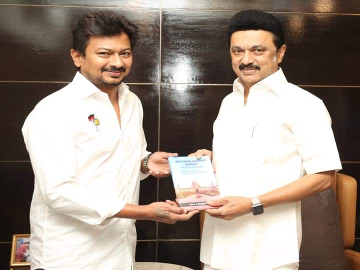 குடியரசுத் தலைவர், ஆளுநர் அதிகாரங்கள் என்ற புத்தகத்தை முதலமைச்சருக்கு வழங்கி வாழ்த்து பெற்றார் உதயநிதி ஸ்டாலின்.