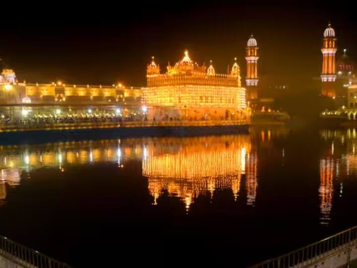 ਸ੍ਰੀ ਗੁਰੂ ਨਾਨਕ ਦੇਵ ਜੀ ਦੇ ਪ੍ਰਕਾਸ਼ ਪੁਰਬ ਮੌਕੇ ਹਜ਼ਾਰਾਂ ਲੋਕ ਹਰਿਮੰਦਰ ਸਾਹਿਬ ਵਿਖੇ ਨਤਮਸਤਕ ਹੋਣ ਅਤੇ ਆਸ਼ੀਰਵਾਦ ਲੈਣ ਲਈ ਪਹੁੰਚ ਰਹੇ ਹਨ।