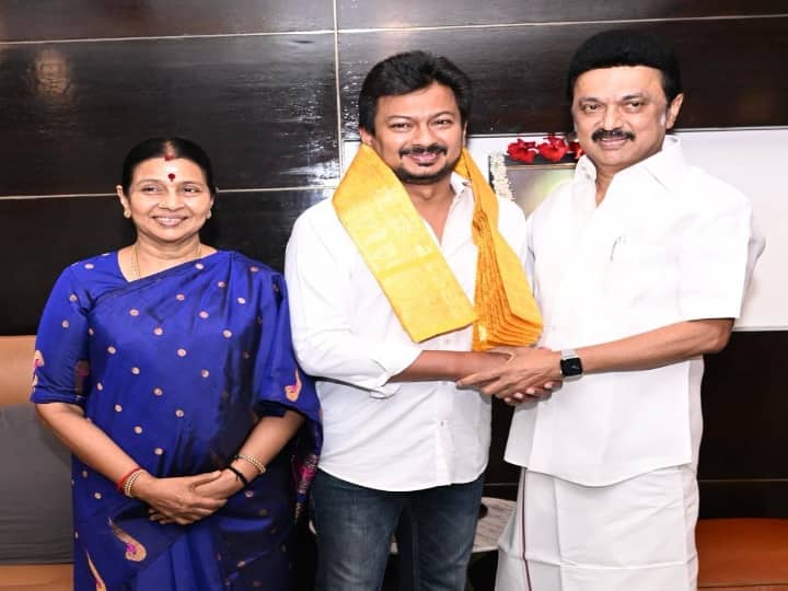 தனது பிறந்தநாளையொட்டி முதலமைச்சர் மு.க.ஸ்டாலினை சந்தித்து வாழ்த்து பெற்றார் அமைச்சர் உதயநிதி ஸ்டாலின்.