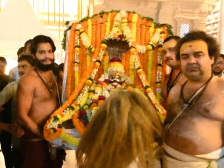 रविवार के दिन सुबह से ही वेद पारायण व अन्य धार्मिक अनुष्ठान को संपन्न कराया गया.