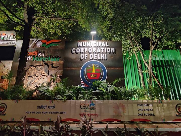 एमसीडी ने दर्शकों के फीके उत्साह और टिकटों की ऊंची कीमत को देखते हुए शहीदी पार्क के प्रवेश शुल्क को घटाने का निर्णय लिया था. इसके बाद कमिश्नर स्तर पर हुई बैठक में शहीदी पार्क के लिए प्रवेश शुल्क को नए सिरे से निर्धारित किया गया.