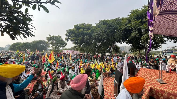 Mohali farmers decided to enter Chandigarh today  Kisan Protest: ਮੁਹਾਲੀ ਬੈਠੇ ਕਿਸਾਨਾਂ ਦਾ ਅੱਜ ਚੰਡੀਗੜ੍ਹ ਨੂੰ ਕੂਚ ਦਾ ਫੈਸਲਾ !  ਸੰਯੁਕਤ ਕਿਸਾਨ ਮੋਰਚੇ ਨੇ ਸੱਦੀ ਮੀਟਿੰਗ