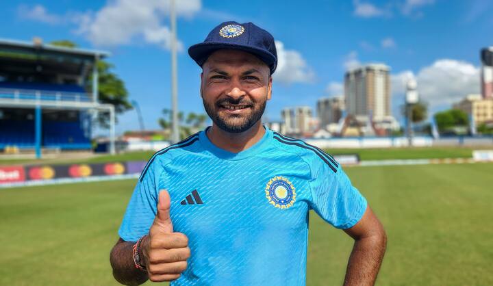 জাতীয় দলেও জায়গা করে নেন ডানহাতি পেসার মুকেশ কুমার।