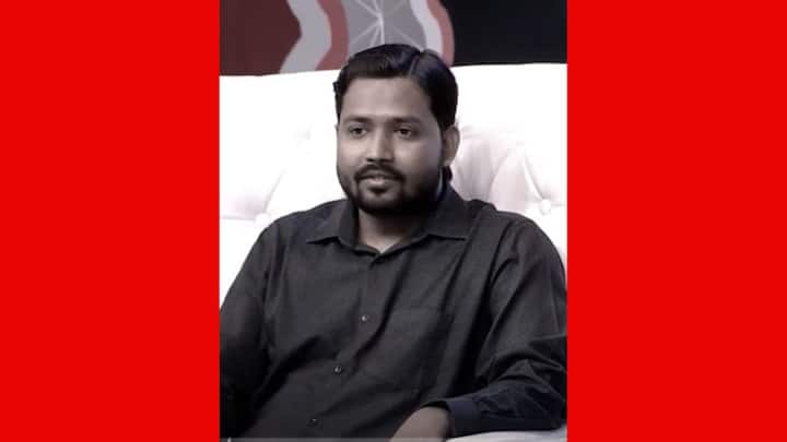 চল্লিশ টাকা গাড়ি ভাড়ার জন্য যেতে পারেননি একসময়, এখন ১৪০ কোটি টাকা চাকরির অফারও ফিরিয়েছেন হাসিমুখে। দাবি খান স্যারের। তাঁর কথায়, টাকার বিনিময়ে ছাত্রছাত্রীদের ভালবাসা কেনা যায় না।