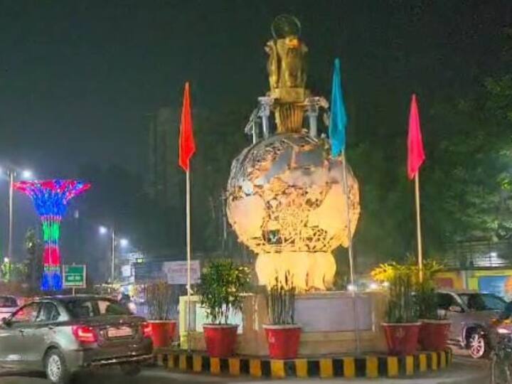 रंग बिरंगी लाइटों की रोशनी से वाराणसी शहर जगमग है. शाम के वक्त शहर सजावट सबको आकर्षित कर रही है.