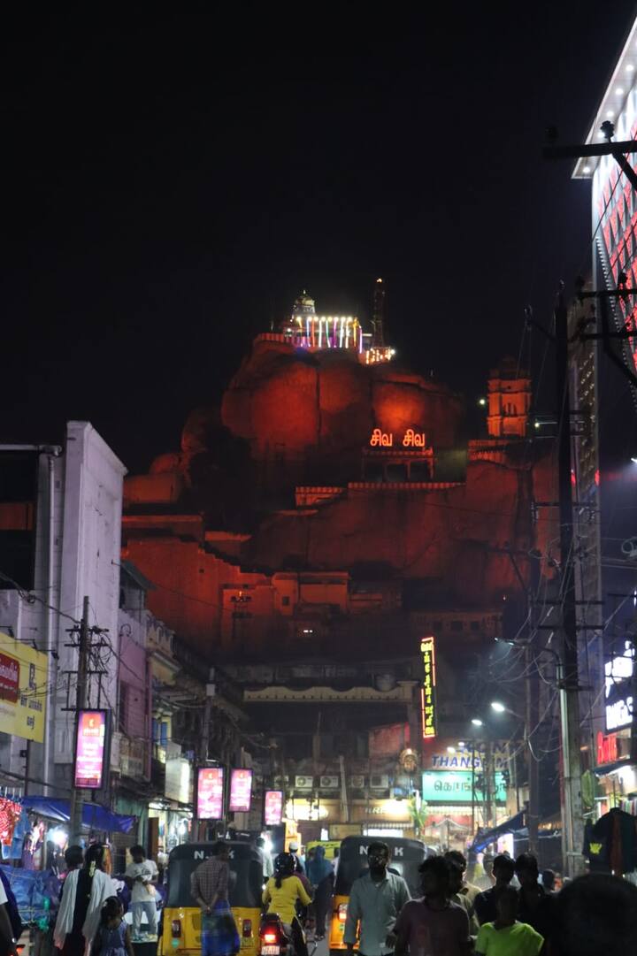 திருச்சி மலைக்கோட்டையின் அடிவாரத்தில் இருந்து தீபத்தை கண்டு களித்த மக்கள்