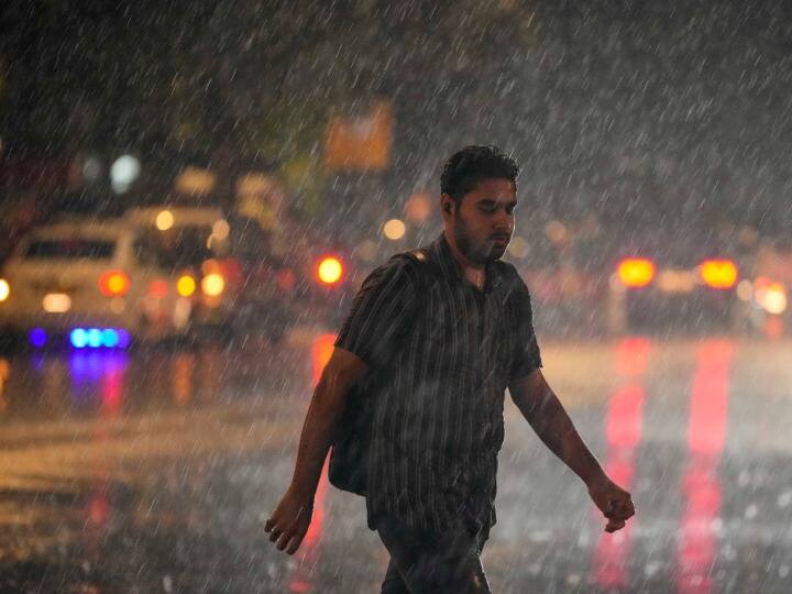 Delhi weather Update Rainfall lashes Delhi-NCR bringing mercury down Delhi Rains: दिल्ली-एनसीआर के कई इलाकों में हुई हल्की बारिश, तापमान में आई गिरावट