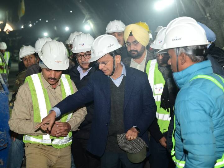 Uttarkashi Tunnel Rrescue operations Principal Secretary to PM PK Mishra visited site alongwith officials    सिलक्यारा सुरंग की साइट पर पहुंची PMO की टीम, NDMA ने बताया- बारिश नहीं बनेगी बाधा, निकाली गई ऑगर मशीन