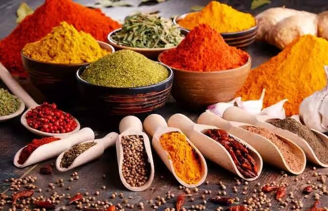 जेव्हा तुम्ही मसालेदार पदार्थांबरोबर मासे खाता, तेव्हा माशाची सौम्य चव काहीशी दडपली जाते. या व्यतिरिक्त, माशांसह खूप मसालेदार पदार्थ खाल्ल्याने गॅस्ट्रोइंटेस्टाइनल अस्वस्थता आणि सूज येऊ शकते.