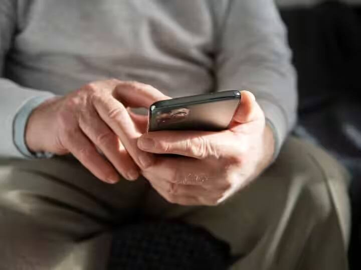 Second hand Phone: આજકાલ સ્માર્ટફોન યૂઝર્સની સંખ્યા ભારતમાં સતત વધી રહી છે, નવો ફોન ખરીદનારાઓની સાથે સાથે સેકન્ડ હેન્ડ ફોન ખરીદનારાઓની સંખ્યામાં પણ જબરદસ્ત વધારો થયો છે. જો તમે ચેક કર્યા વગર ઉતાવળમાં સેકન્ડ હેન્ડ મોબાઈલ ફોન ખરીદો છો તો તેનાથી તમને નુકસાન થઈ શકે છે. અમે તમને કેટલીક ટિપ્સ આપવા જઈ રહ્યા છીએ જે તમારે ધ્યાનમાં રાખવી જોઈએ. આનાથી તમે મોટા નુકસાનથી બચી શકશો...