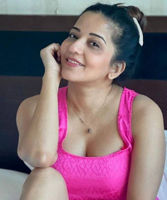 ਅਭਿਨੇਤਰੀ ਨੇ ਆਪਣੇ ਵਾਲਾਂ ਦਾ ਉੱਚਾ ਬਨ ਬਣਾ ਕੇ ਅਤੇ ਨਿਊਡ ਮੇਕਅਪ ਕਰਕੇ ਆਪਣੇ ਆਊਟਲੁੱਕ ਨੂੰ ਹੋਰ ਵੀ ਖੂਬਸੂਰਤ ਬਣਾਇਆ ਹੈ।