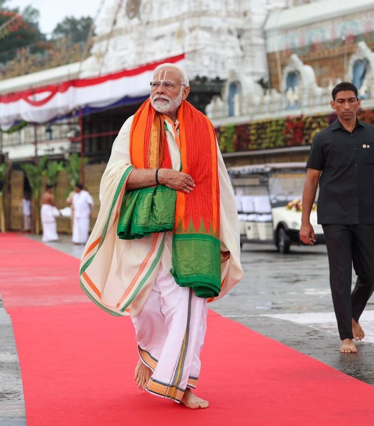Prime Minister Narendra Modi offered prayers at the Sri Venkateswara Swamy Temple in Tirumala, Andhra Pradesh Tirumala: PM મોદીએ તિરુપતિ બાલાજી મંદિરમાં કરી પૂજા-અર્ચના, કહ્યુ- '140 કરોડ ભારતીયો માટે કરી પ્રાર્થના'