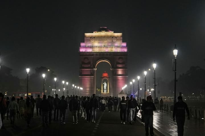 भारत मौसम विज्ञान विभाग (IMD) के अनुसार, अधिकतम तापमान 24.2 डिग्री सेल्सियस दर्ज किया गया, जो मौसम के औसत से दो डिग्री सेल्सियस कम है.