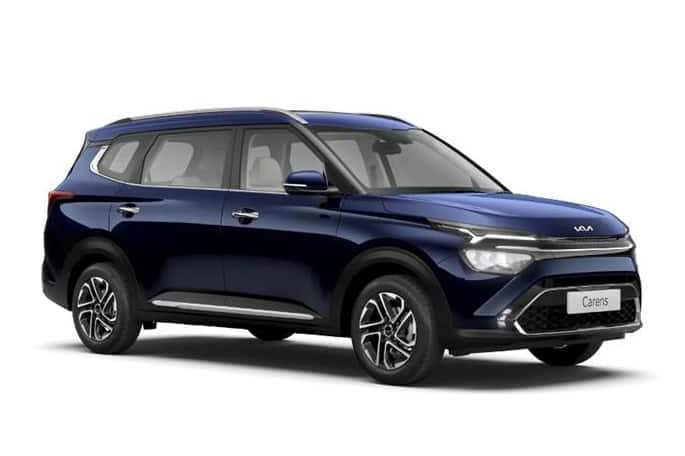 किया कारन्स (Kia Carens) : किया कंपनीची 6 सीटर कार एक उत्तम फॅमिली कार पर्याय आहे आणि बाजारात मोठ्या प्रमाणावर ही गाडी विकली जात आहे, जी आकाराने बरीच मोठी आहे.