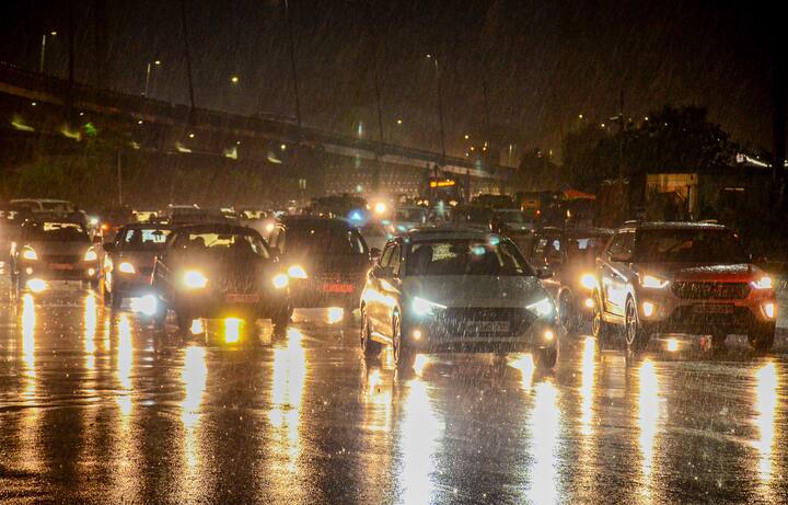 दिल्ली का 24 घंटे का औसत वायु गुणवत्ता सचूकांक (एक्यूआई) शाम चार बजे 395 और रात नौ बजे 391 दर्ज किया गया. वहीं, न्यूनतम तापमान 13.4 डिग्री सेल्सियस दर्ज किया गया, जो मौसम के औसत से तीन डिग्री सेल्सियस कम है. (फाइल फोटो)