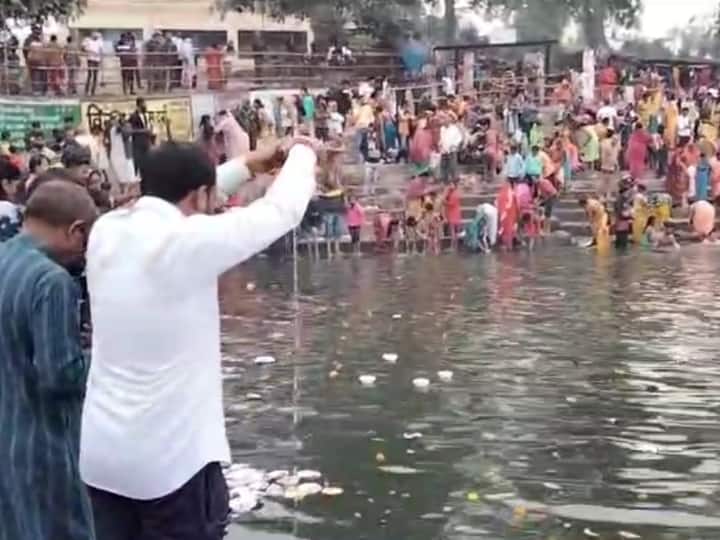 Chhattisgarh on the occasion of Kartik Purnima devotees came to banks of Shivnath river in Durg ANN Kartik Purnima: कार्तिक पूर्णिमा पर दुर्ग में श्रद्धालुओं का सैलाब, बड़ी संख्या में लोगों ने शिवनाथ नदी में लगाई आस्था की डुबकी