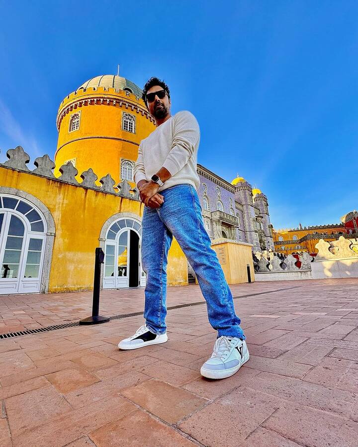 তাঁদের সম্পর্কের কথা এখন টলিউডের 'ওপেন সিক্রেট'। নিজেদের প্রেমের সম্পর্ক নিয়ে লুকোচুরিও করেননি দেব-রুক্মিণী।