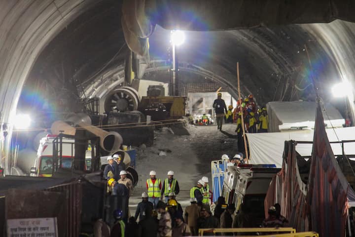 সরু গর্ত খুঁড়ে তার মধ্যে প্রবেশ করে, দড়িতে বেঁধে কয়লা উপরে পাঠাতে থাকেন শ্রমিকরা। উত্তরাখণ্ডে শ্রমিকদের উদ্ধার করতেও ওই পদ্ধতিই অবলম্বন করা হয়।