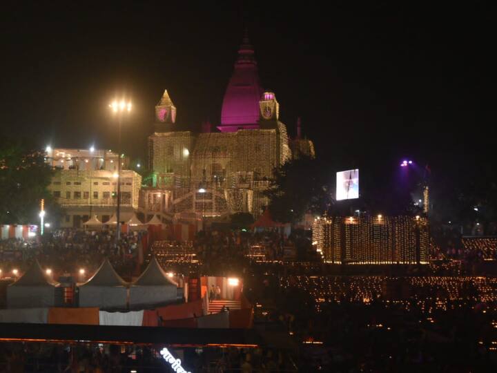 देव दीपावली के दौरान बनारस गंगा घाट उस पार भी लाखों की संख्या में दीये जलाए गए थे.