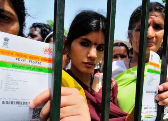 ਤੁਸੀਂ ਆਪਣੇ ਨਜ਼ਦੀਕੀ ਆਧਾਰ ਸੇਵਾ ਕੇਂਦਰ 'ਤੇ ਜਾ ਕੇ ਜਨਮ ਮਿਤੀ ਬਦਲ ਸਕਦੇ ਹੋ। ਉੱਥੇ ਸੁਧਾਰ ਫਾਰਮ ਭਰੋ ਅਤੇ ਜਨਮ ਮਿਤੀ ਠੀਕ ਕਰਵਾਉਣ ਬਾਰੇ ਜਾਣਕਾਰੀ ਦਿਓ। ਇਸ ਦੇ ਨਾਲ, ਪੈਨ ਕਾਰਡ, ਜਨਮ ਸਰਟੀਫਿਕੇਟ, ਪਾਸਪੋਰਟ ਆਦਿ ਵਰਗੇ ਸਬੰਧਤ ਦਸਤਾਵੇਜ਼ਾਂ ਦੀਆਂ ਕਾਪੀਆਂ ਵੀ ਨੱਥੀ ਕਰੋ।