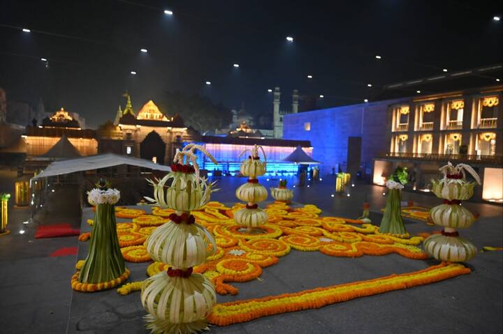 देव दीपावली के दिन जहां बनारस के हर घाट पर दीप प्रज्वलित किए गए, वहीं काशी विश्वनाथ धाम को 11 टन फूलों से सजाया गया था.