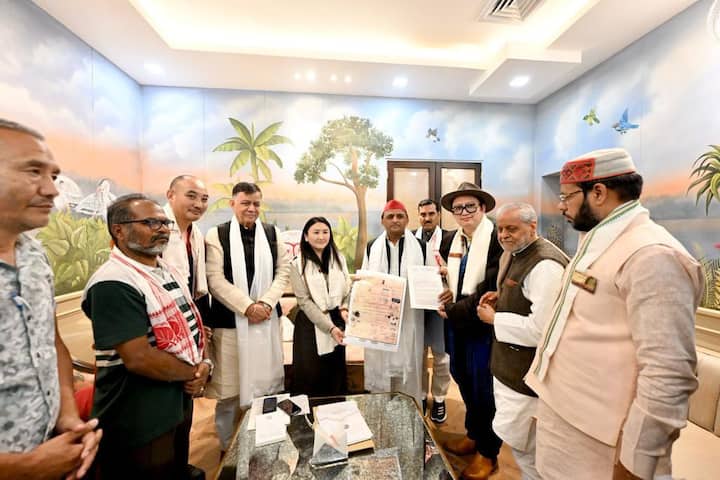 नवीनीकरण होने के बाद सपा के नए कार्यालय का उद्घाटन विधानसभा अध्यक्ष सतीश महाना और सपा प्रमुख अखिलेश यादव ने किया.