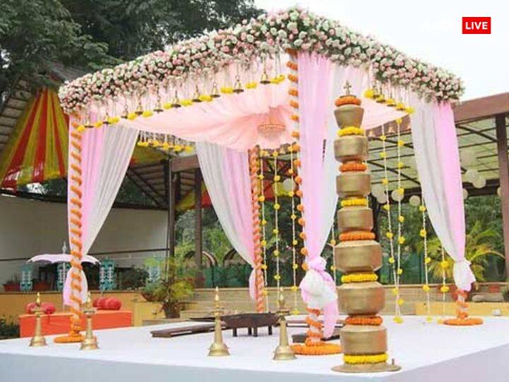 मंडप - शादी में दूल्हा-दुल्हन के विवाह स्थल पर मंडप बनाए जाते हैं. यहां स्तम्भ पूजन रस्म में देवताओं का आह्वान कर उनसे मंडप में निवास करने का आग्रह किया जाता है. देवताओं के निवास से वह कोना मंदिर के जैसा हो जाता है. इसी पवित्र स्थान पर विवाह की मुख्य रस्में निभाई जाती हैं.