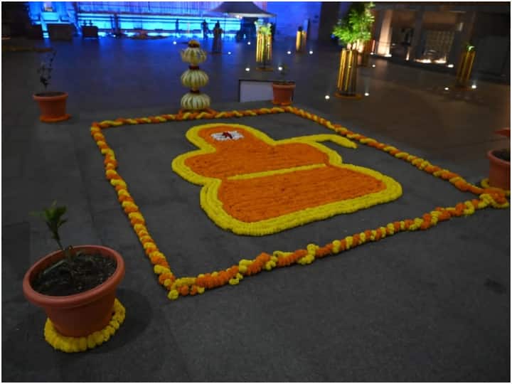 Varanasi News: देव दीपावली के दिन जहां बनारस के हर घाट पर दीप प्रज्वलित किए गए, वहीं काशी विश्वनाथ धाम को 11 टन फूलों से सजाया गया था.