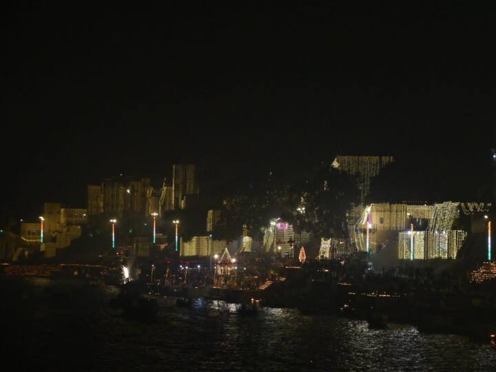 श्रद्धालुओं ने दीप जलाने के बाद घाटों पर जमकर आतिशबाजी भी की.