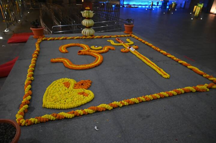 लाइट एंड साउंड शो के आयोजन के ठीक बाद गंगा पार सतरंगी छटा वाली जमकर आतिशबाजी हुई.