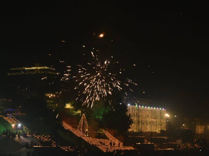 देव दीपावली के अद्भुत नजारे को देखने के लिए नमो घाट पर 70 देशों के राजदूत और 150 से ज्यादा विदेशी डेलीगेट्स भी आए थे. विदेश से पहुंचे बाबा के भक्त बम-बम बोल रही है काशी... जैसे गानों पर झूम उठे थे.