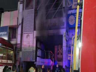 மீனாட்சி அம்மன் கோவில் அருகே  உள்ள நகைக்கடையில் ஏற்பட்ட பயங்கர தீ விபத்தில் சிக்கி ஒருவர் உயிரிழப்பு