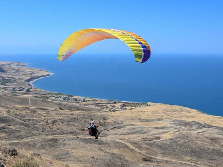 Manali, Himachal Pradesh: Manali, a renowned tourist destination, captivates visitors with its stunning views, snowfall, and snow sports. Beyond its incredible scenery, Manali is a hotspot for paragliding, excluding the monsoon season. Solang Valley and Marhi emerge as two popular paragliding locations in this picturesque Himachali town.