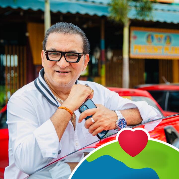 हाल ही में लेहरन रेट्रो को दिए एक इंटरव्यू में अभिजीत भट्टाचार्य ने शाहरुख खान को लेकर कई बातें की. सिंगर ने बताया कि, शाहरुख और उनका व्यक्तित्व करीब-करीब एक जैसा है. दरअसल एक अहंकार होता और एक स्वाभिमान या आत्म सम्मान होता है, शाहरुख खान अपने दम से बना है. हालांकि उनमें जो सेल्फ रिस्पेक्ट है या स्वाभिमान भी है, वो मुझमें भी है. हमारी राशि भी स्कॉर्पियो हैं.इसलिए हम में घमंड नहीं है बल्कि स्वाभिमान है.