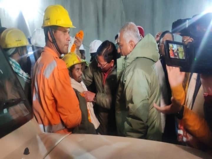 Uttarkashi Tunnel Rescue: રેટ માઈનર્સે ટનલમાં ફસાયેલા મજૂરોને બહાર કાઢ્યા, CM ધામીએ શાલ ઓઢાડી કર્યું  સ્વાગત