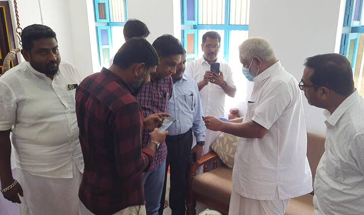 மயிலாடுதுறை அருகே அரபி மொழியில் எழுதப்பட்ட பழமை வாய்ந்த மிகவும் சிறிய அளவிலான குர்-ஆனை இந்திய தொல்லியல் துறை அதிகாரிகள் ஆய்வு செய்தனர்.