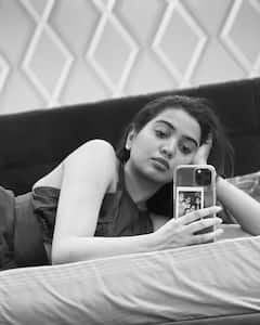 Shivathmika Rajashekar Photos : బెడ్​పై పడుకుని మిర్రర్ సెల్ఫీలు తీసుకున్న హీరోయిన్