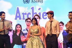 ‘द आर्चीज’ के प्रमोशन इवेंट में बार्बी डॉल बनकर पहुंचीं शाहरुख खान की लाडली सुहाना, ग्रीन शॉर्ट ड्रेस में कोस्टार्स के साथ दिए पोज