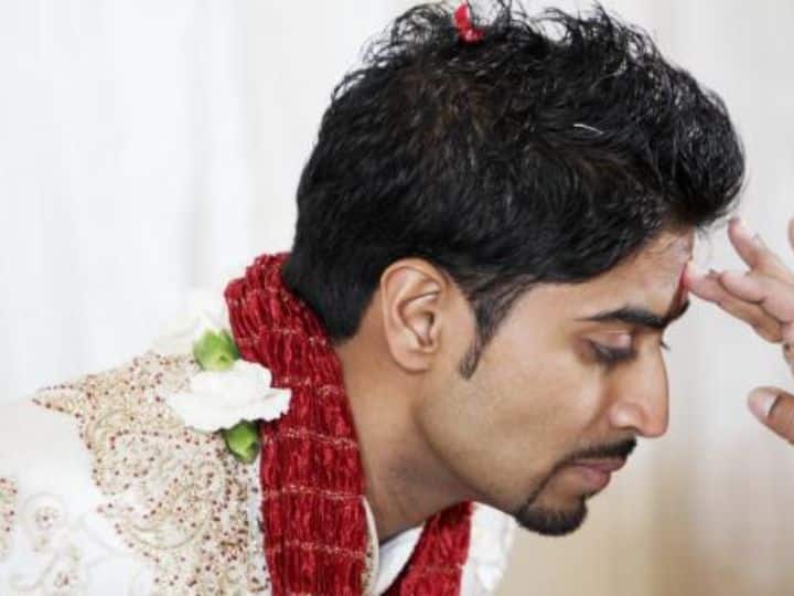 तिलक (रोका) - देवउठनी एकादशी के बाद से समस्त मांगलिक कार्य शुरू हो गए हैं. हिंदू धर्म में शादी के पहले कुछ खास रस्में निभाई जाती हैं जो दूल्हा-दुल्हन के पवित्र बंधन के लिए जरुरी माने गए हैं. इसमें पहली रस्म है तिलक. इसमें दुल्हन के पिता या भाई दूल्हे बंधन स्वीकार कर दूल्हे के तिलक कर भेंट में पैसे, वस्त्र आदि देते हैं. इसके बाद शादी की तैयारियां शुरू होती है. इसे रोके की रस्म भी कहा जाता है.