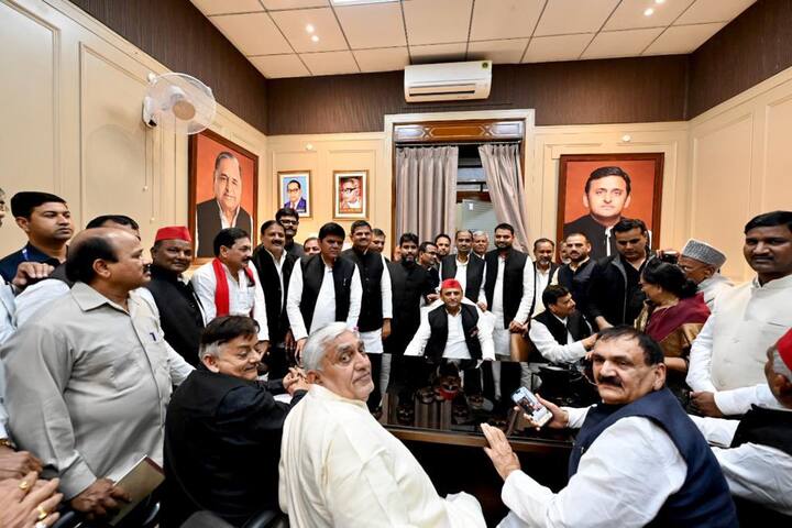ऐसा होने के साथ ही अब नेता प्रतिपक्ष का कार्यालय भी सपा कार्यालय के साथ जोड़ दिया गया है.