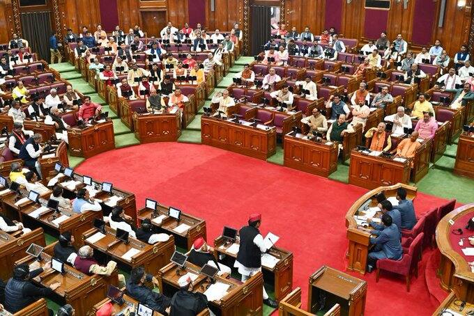 अखिलेश यादव ने प्रतिक्रिया देते हुए कहा कि जनता ने हमें चुनकर भेजा है. सरकार नहीं चाहती कि हम सरकार के सामने जनता के सवाल उठाएं इसीलिए नए नियम ला रहे हैं.
